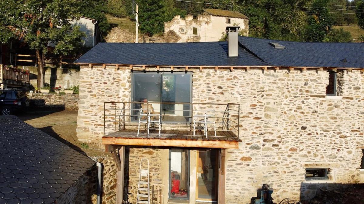 La Petite Bergerie En Pierre Surplombant Le Lac Real Exteriér fotografie