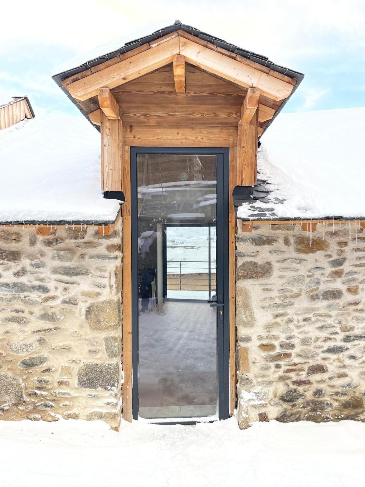 La Petite Bergerie En Pierre Surplombant Le Lac Real Exteriér fotografie